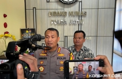 Kabid Humas Polda Jatim Kombes Pol Dirmanto saat diwawancarai sejumlah awak media