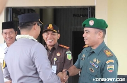 Bupati Pasaman Barat H. Hamsuardi, S.Ag bersama Wakil Bupati Risnawanto menyambut Kapolres Pasbar yang baru AKBP Nurhadiansyah, S.I.K beserta istri Ny. Futty Nurhadiansyah di halaman Mako Polres setempat.