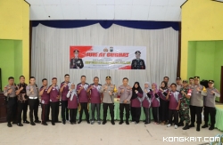 Kapolres Tulungagung didampingi Kapolsek Tulungagung Kota dan PJU saat foto bersama dengan perangkat Kelurahan Jepun