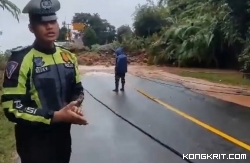 Brigadir Rizky Pahlawan, dari Satlantas Polres Limapuluh Kota melaporkan kejadian longsor. (Foto : Screenshoot FB Mimbar Sumbar)