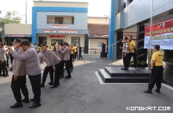 Personel Polres Tulungagung saat mengikuti latihan beladiri di depan Mapolres setempat