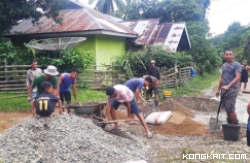 Masyarakat Bukit Gombak, Kabupaten Sijunjung Terus Lestarikan Budaya Gotong Royong