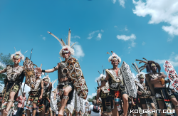 Mengapa Pakaian Adat Dayak Begitu Memukau? Ini Dia Segudang Makna di Balik Kain dan Warnanya. (Foto : Dok. Istimewa)