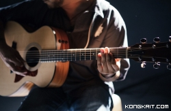 Mengenal Perbedaan Gitar Akustik dan Klasik, Panduan Pemula dalam Memilih Alat Musik yang Tepat. (Foto : Dok. Istimewa)