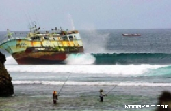 Mengulik Jejak Misterius Kapal Ho Tsai Fa No 8 di Pantai Padang-Padang. (Foto : Dok. Istimewa)