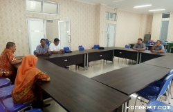 Pertemuan untuk Konfirmasi dengan PPTK, Hidayatulaili dan Direktur CV. Putra Jaya Perkasa, Defrianto didampingi Pelaksana Lapangan Supirmanto dan Pejabat Fungsional Dinkes, Safwan, bertempat di aula Labkesda Sumbar, Kamis (30/11/2023).