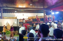 Pagelaran wayang kulit di pendopo Kongas Arum Kusumaning Bongso. )Insert : Pj Bupati Tulungagung saat menyerahkan wayang gunungan kepada Ki Dalang Cahyo Kuntadi)