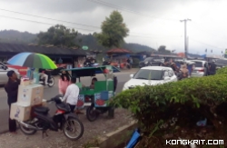 Minggu, 21 Januari 2024, Meskipun sedang dilanda hujan, pesona keindahan hamparan hijau dari kebun teh tidak meredam antusiasme para pengunjung untuk mengunjungi daerah tersebut.