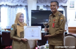 Lucyanel Arlym Menyerahkan Piagam Penghargaan dan Trophy Anugerah Parahita Ekapraya (APE) kepada Pj Wali Kota Pariaman Roberia (Selasa, 9 Januari 2024).