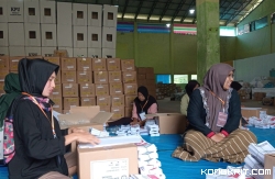 Sekitar 80 orang sibuk melipat surat suara di Muaro Sijunjung pada hari Jumat, 12 Januari 2024.