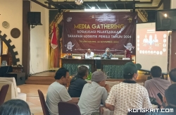 Ketua KPU Tulungagung Susanah (tengah) bersama Komisioner Bawaslu Tulungagung, Suyitno Arman