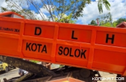 Penyerahan bak kontainer yang telah diperbaiki dilakukan di kantor Dinas Lingkungan Hidup (DLH) Kota Solok pada Senin, 22 Januari 2024.