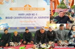 dr. Rio Ardona Direktur RSUD Campurdarat saat memotong tumpeng dalam acara tasyakuran.