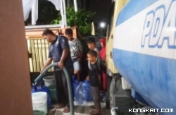 Perumda Air Minum Kota Padang Berikan Bantuan Air Bersih Melalui Mobil Tangki Selama Perbaikan Kebocoran Pipa PDAM