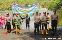 Kapolres Tulungagung saat kegiatan penanaman bibit pohon mangrove di wilayah pesisir Tulungagung Selatan