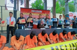 Kapolres Tulungagung didampingi Kasat Reskrim, Kanit Pidum, Kanit PPA dan Kasi Humas Polres Tulungagung saat menunjukkan BB kasus pengeroyokan