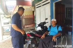 Petugas KB Samsat Tulungagung saat jemput bola di rumah salah satu warga difabel yang akan mengurus pajak 5 tahunan