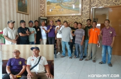 Puluhan pengusaha ternak ayam petelur saat di kantor Disnakkeswan Tulungagung. (Insert : Kabid Prasarana Usaha Peternakan dan Koordinator Pinsar Tulungagung)