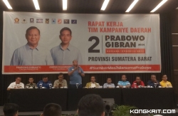 Ketua Tim Kampanye Daerah (TKD) Sumatera Barat, Andre Rosiade  memaparkan strategi pemenangan Prabowo Gibran, saat Rapat Kerja (Raker) bersama seluruh TKD dan Ketua Partai Politik Kab/Kota di Sumbar yang tergabung di KIM, Senin malam (27/11/2023).