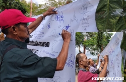 Ratusan Petani Tembakau di Tulungagung saat menandatangani pernyataan penolakan Pasal - Pasal di RPP Kesehatan