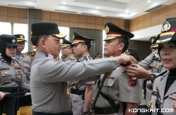 Polda Sumbar menggelar upacara serah terima jabatan (sertijab) pada hari Jumat, 12 Januari 2024 di ruang Jenderal Hoegeng Mapolda Sumbar.