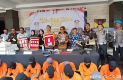Keterangan foto: Kapolres bersama Forkopimda saat menunjukkan BB dalam rilis akhir tahun 2023