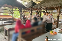 Kapolsek Pakel bersama anggota menyampaikan himbauan kepada siswa - siswi yang nongkrong di warkop