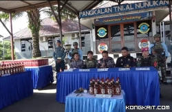 Komandan Lanal Nunukan, Letkol Laut (P) Handoyo S.H., M.Tr.Opsla, saat Konferensi Pers bersama pihak Bea Cukai Nunukan