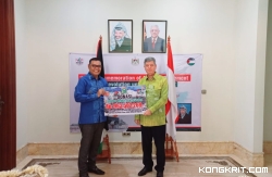 Bupati Solok, H. Epyardi Asda, menghadiri penyerahan bantuan dana lebih dari 950 juta rupiah untuk Palestina di Kantor Kedutaan Besar Palestina, Jakarta.