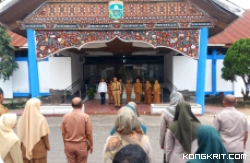 Suasana Ceria Apel Pagi, Sekda Medison Ajak ASN di Koto Baru Jaga Disiplin dan Kebersihan.