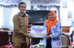 Pejabat Wali Kota Pariaman, Roberia, secara simbolis menerima Dana Alokasi Khusus (DAK) dari Kepala BKKBN Sumbar, Fatmawati (Selasa, 9 Januari 2024).