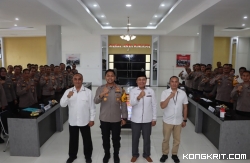 Kapolres Tulungagung foto bersama dengan Tim Kompolnas di gedung SAR Mapolres setempat