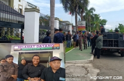 FKMB bersama LSM AM2 Kahuripan saat menyampaikan orasi di luar kantor Kejaksaan Negeri Tulungagung (Insert : Dari kiri, Kasi Pidum Beni Prihatno, Kasi Pidsus Beni Agus Setiawan, Ketua LSM AM2 Kahuripan Moh. Ababilil Mujaddidyn, Penasehat LSM AM2 Kahuripa)