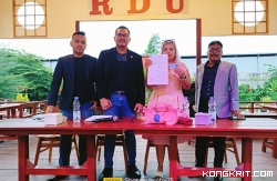 Herlina  bersama tim Kuasa Hukumnya menunjukkan E-KTP dan surat dari Dirjend Kependudukan dan Pencatatan Sipil Jakarta  saat konferensi pers.