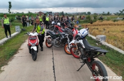 Petugas kepolisian saat mengamankan puluhan ranmor roda dua yang digunakan balap liar.