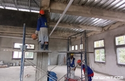 Pekerja dengan kelengkapan APD memperbaiki beton yang keropos (Afwerking), Sabtu (2/12/2023).