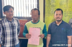 Tersangka AY (tengah) saat diamankan Polisi