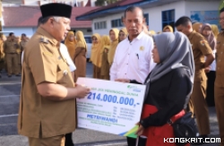 Wali Kota Solok, Zul Elfian Umar, memimpin apel pagi di Pemko Solok, sambil menyerahkan santunan program BPJS Ketenagakerjaan.