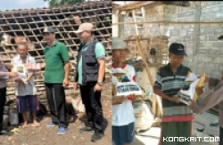 Kapolsek Pakel dan Kapolsek Campurdarat saat menyerahkan bantuan sembako kepada warga terdampak bencana angin puting beliung