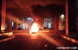 Mahasiswa UBH Padang Demo Rektor, Bakar Ban hingga Pecahkan Kaca