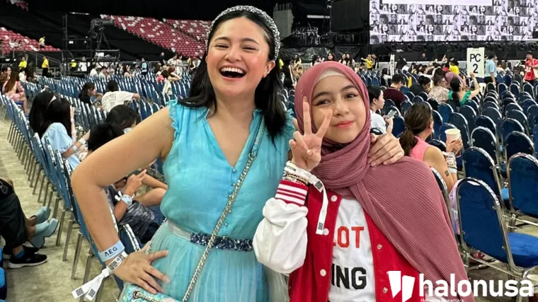 Marshanda dan anaknya, Sienna Ameerah Kasyafani saat konser Taylor Swift di Singapura. (Foto: Istimewa)