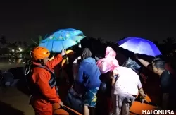 Tim gabungan melakukan evakuasi korban banjir di Padang