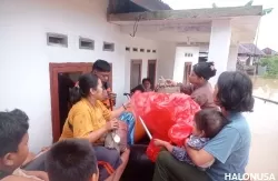 Tim BPBD Kota Padang melakukan evakuasi warga yang rumahnya terendam banjir (Foto: BPBD Kota Padang)