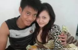 Mantan Kiper Timnas Indonesia Kurnia Meiga dan mantan istrinya. (Foto: Istimewa)