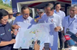 Presiden Joko Widodo menunjukkan peta pembangunan IKN (Foto: RRI)
