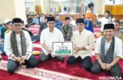 Wali Kota Padang menyerahkan dana hibah kepada pengurus masjid Al Wustha