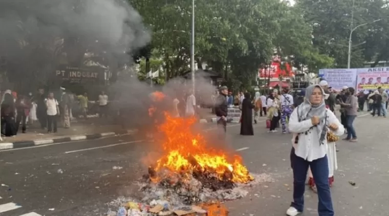 Aksi Damai Pendukung Prabowo Ricuh (Foto: Kompas.com/Muhammad Isa Bustomi)