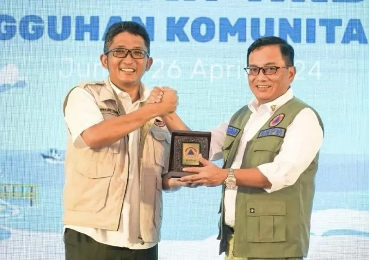 Wali Kota Padang menyerahkan cendera mata kepada Menteri PMK