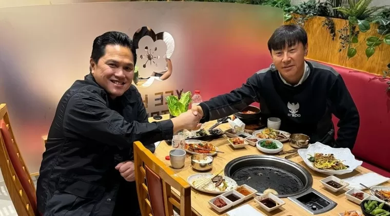 Erick Thohir berjabat tangan dengan Shin Tae-yong sebagai persetujuan perpanjangan kontrak