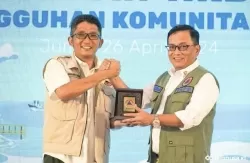 Wali Kota Padang menyerahkan cendera mata kepada Menteri PMK